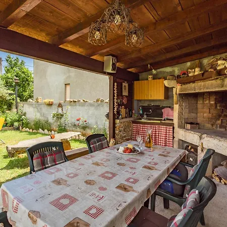 Cozy With Outdoor Bbq And Yard شقة