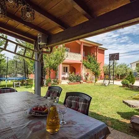 Cozy With Outdoor Bbq And Yard Šišan