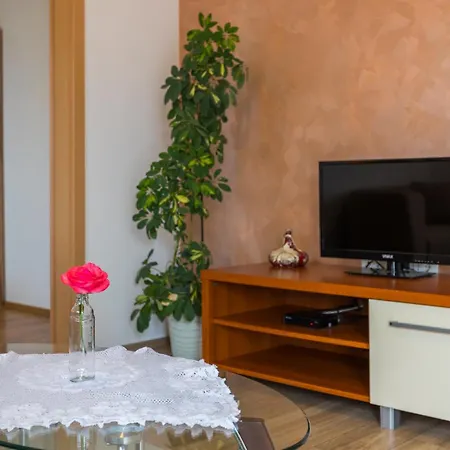 Cozy With Outdoor Bbq And Yard Šišan
